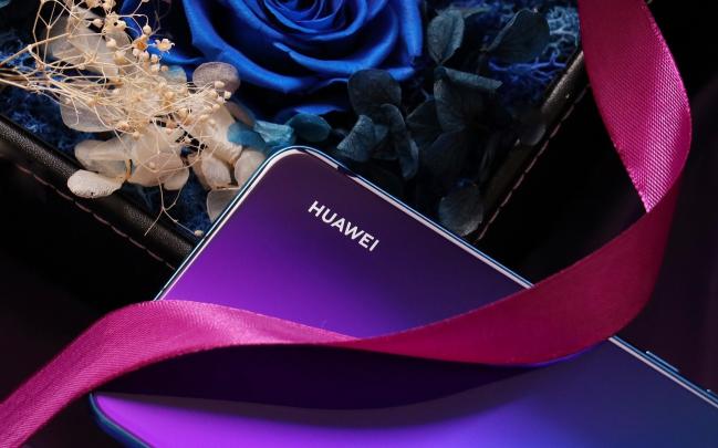 讓關(guān)曉彤閃耀時(shí)裝周的華為nova3i，現(xiàn)推出6GB+128GB版供你暢快爽玩