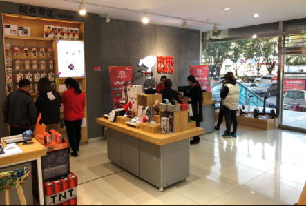 90后店長郭晨鑫：因?yàn)樾刨嚲〇|，所以選擇加盟京東專賣店