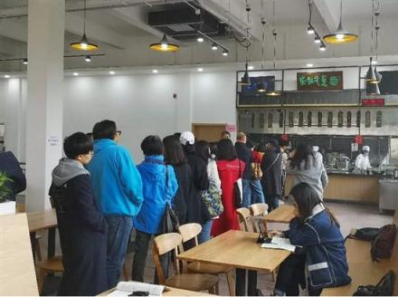 游客遠(yuǎn)道而來(lái)“難求一面”，崔永元開面館獲追捧