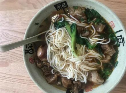 游客遠(yuǎn)道而來(lái)“難求一面”，崔永元開面館獲追捧