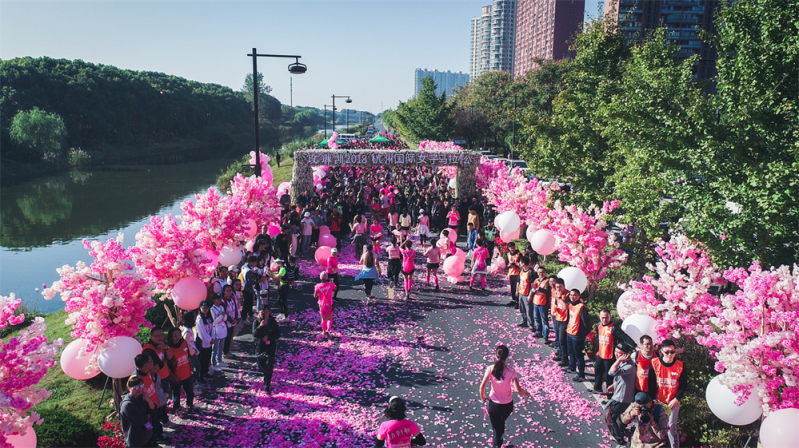 玫琳凱2018杭州國(guó)際女子馬拉松鮮花跑道正式亮相，粉色布局引爆浪漫少女心?