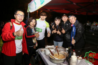 剛剛，我被善行者路上的小哥哥小姐姐暖哭了……