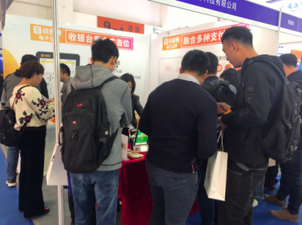 支付大屏?xí)r代,錢客多電子立牌亮相中國(guó)零售業(yè)博覽會(huì)