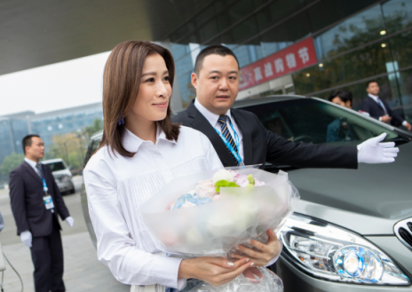 戲內(nèi)黑化戲外暖，雙十一佘詩(shī)曼駕到蘇寧總部