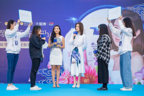 實(shí)力站臺(tái)蘇寧雙十一，佘詩曼親赴蘇寧總部