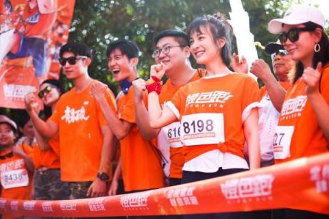 吳昕助力小米橙色跑，千人共跳抖音魔性舞