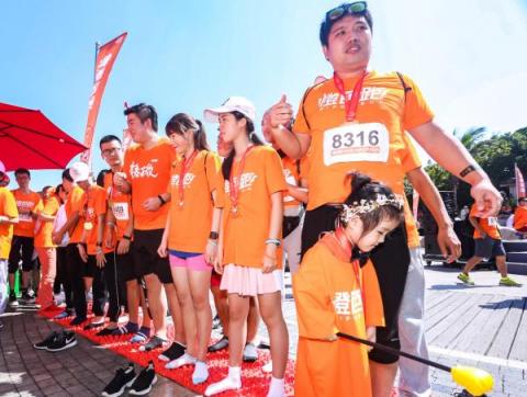吳昕助力小米橙色跑，千人共跳抖音魔性舞