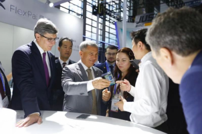 FlexPai柔派高交會再添鐵粉，柔宇CEO劉自鴻親自演示
