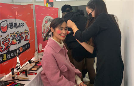 95后女生化妝后 男生竟想退貨！網(wǎng)友：自己長啥樣心理沒數(shù)嗎？