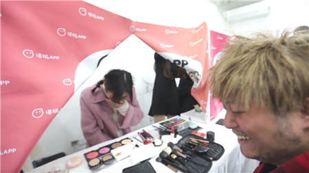 95后女生化妝后 男生竟想退貨！網(wǎng)友：自己長啥樣心理沒數(shù)嗎？
