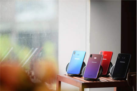 誰(shuí)才是最美的漸變色手機(jī)？Galaxy A6s與OPPO K1強(qiáng)強(qiáng)對(duì)話
