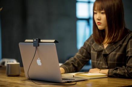 備受期待的明基ScreenBar Lite筆電智能掛燈終于來了！為你照亮每個(gè)不被辜負(fù)的夜晚