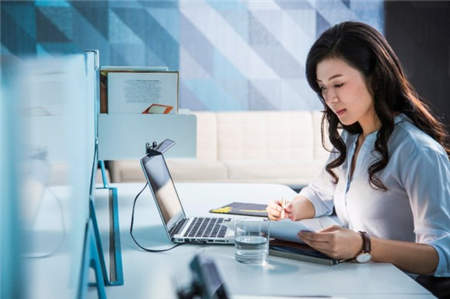 筆電屏幕反光？影響視力？筆記本掛燈了解一下