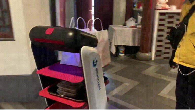 安全復(fù)工！峨嵋酒家借力擎朗送餐機器人打造“無接觸餐廳”
