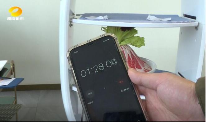 看擎朗送餐機(jī)器人“花生”在香港阿杜打邊爐的工作日常