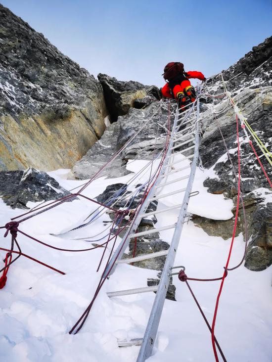 5月27日，2020珠峰高程測(cè)量登山隊(duì)正在向珠峰峰頂挺進(jìn)。新華社特約記者 扎西次仁 攝