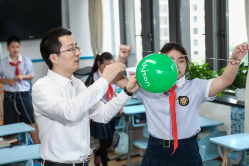 戴森通過上海市教委向六所中小學(xué)捐贈(zèng)空氣凈化風(fēng)扇，為學(xué)生返校保駕護(hù)航