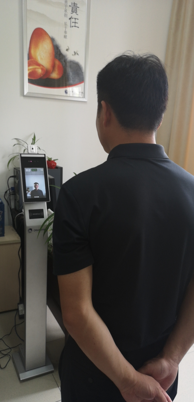 人臉識別測溫成入?！暗谝魂P” 的盧深視3D全棧技術保障復學復課