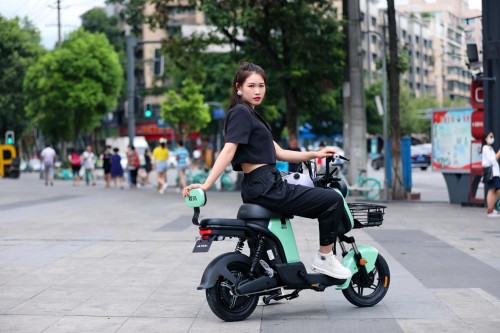 愛瑪新品驚呆全行業(yè)：不用考駕照就能騎上街的長里程電動車！