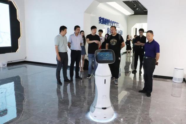 深耕智能服務機器人 貝葉斯智能榮獲恰佩克獎