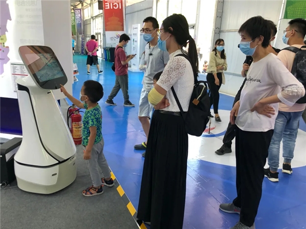 在服貿(mào)會等你！特斯聯(lián)智能機器人“兄弟”上崗服務(wù)