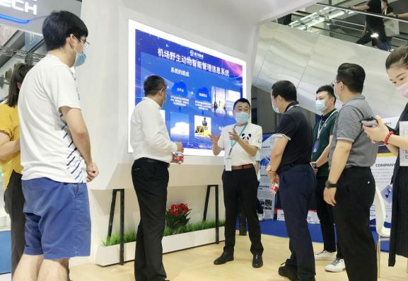 科技創(chuàng)新賦能平安機(jī)場(chǎng) 賽為智能亮相2020全國(guó)民航安?？萍颊?/></p><p>在展位現(xiàn)場(chǎng)，賽為智能推出的機(jī)場(chǎng)野生動(dòng)物智能管理系統(tǒng)，精準(zhǔn)切中用戶需求痛點(diǎn)，吸引眾多機(jī)場(chǎng)客戶前來(lái)咨詢了解?，F(xiàn)場(chǎng)的工作人員介紹，機(jī)場(chǎng)野生動(dòng)物智能管理信息系統(tǒng)，主要是為了高效解決機(jī)場(chǎng)野生動(dòng)物及鳥禽監(jiān)測(cè)和防范難題、保障機(jī)場(chǎng)安全，通過(guò)科技手段預(yù)警，并防范鳥擊風(fēng)險(xiǎn)。</p><p align=