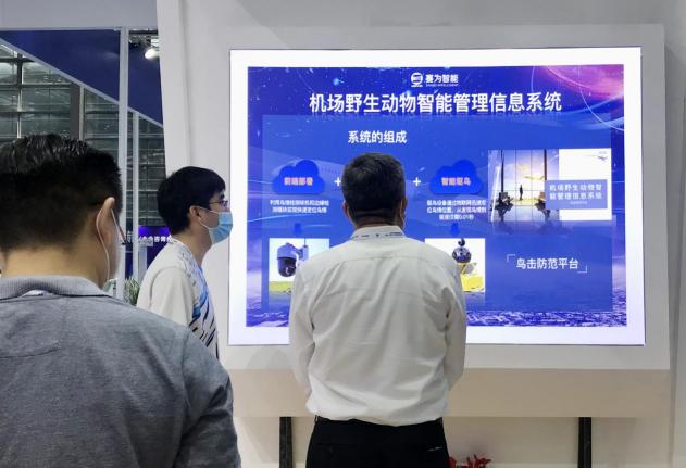 科技創(chuàng)新賦能平安機(jī)場(chǎng) 賽為智能亮相2020全國(guó)民航安?？萍颊?/></p><p>據(jù)了解，這套系統(tǒng)結(jié)合5G網(wǎng)絡(luò)大帶寬、高速率、低時(shí)延的優(yōu)勢(shì)，實(shí)時(shí)采集機(jī)場(chǎng)鳥禽類圖像，通過(guò)圖像識(shí)別和視頻分析等<a href=
