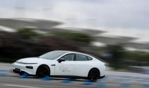 小鵬P7行不行？小鵬汽車靠譜嗎？比一比就知道了！