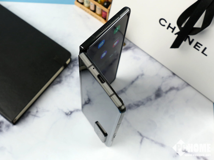 開(kāi)創(chuàng)折疊屏新紀(jì)元 三星Galaxy Z Fold2 5G上手評(píng)測(cè)