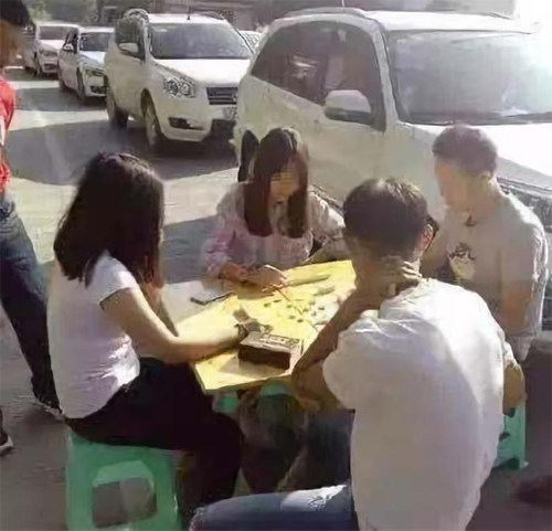 爆堵路段下車玩健身環(huán)減壓，網(wǎng)友表示國(guó)慶堵車有救了