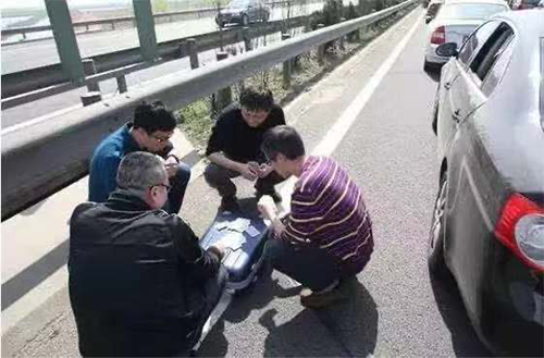 爆堵路段下車玩健身環(huán)減壓，網(wǎng)友表示國(guó)慶堵車有救了