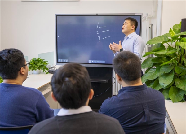 自由發(fā)揮方向：新華社智能化編輯部如何開會(huì)？這項(xiàng)黑科技貫穿全程