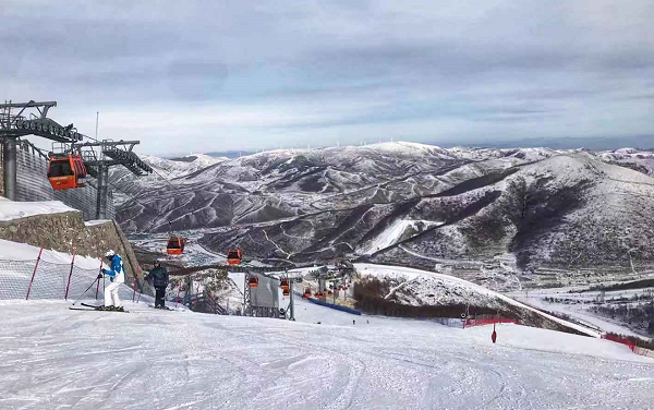 “報(bào)復(fù)性滑雪”先來了!冬奧會(huì)主場地崇禮民宿旺季提前，周末滑雪一房難求!