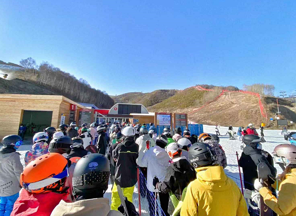 “報(bào)復(fù)性滑雪”先來了!冬奧會(huì)主場地崇禮民宿旺季提前，周末滑雪一房難求!