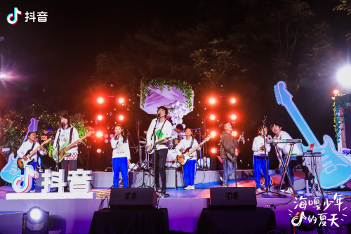 抖音攜手UCCA推出公益展覽，見(jiàn)證“海嘎少年與他們的仲夏夜之夢(mèng)”