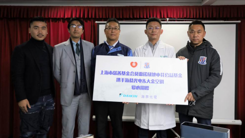 圣誕關(guān)愛 冬日升溫，大金空調(diào)攜手莫雷諾綠地申花公益基金進(jìn)行愛心捐贈(zèng)