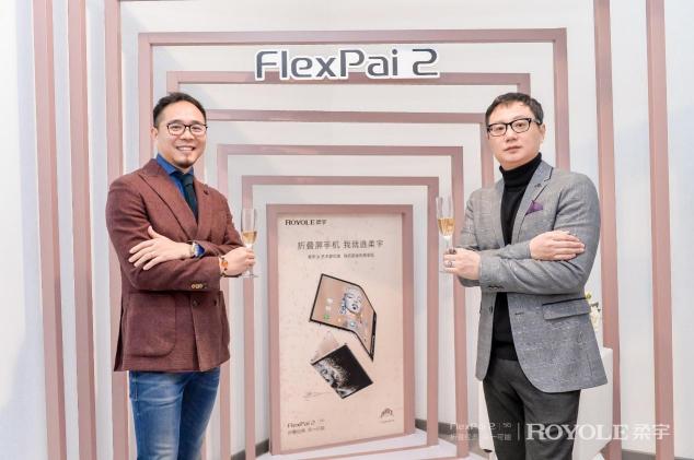 第一部成為藝術品的折疊屏手機：鄒操x柔宇聯名款FlexPai 2金色尊享版