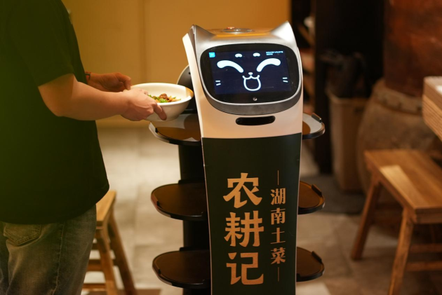 普渡送餐機器人入駐農(nóng)耕記，大受好評