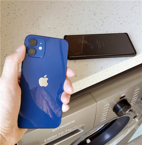 暴力測試？華為Mate40、蘋果 iPhone12手機(jī)被丟進(jìn)洗衣機(jī)