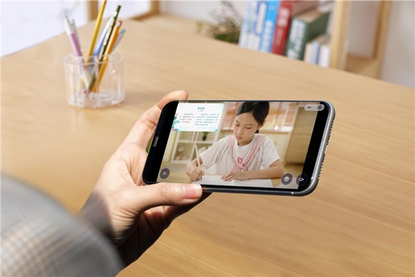 護航中小學生寒假網(wǎng)課學習，希沃網(wǎng)課學習機軟硬兼?zhèn)?/></p><p>“屏幕尺寸夠大”、“自帶可調(diào)節(jié)的腳架,可以把學習機立起來,孩子再不用低著頭看屏幕了”、“啟用藍光保護 ,預防孩子近視”、“家長管控和伴學功能,家長可以隨時關注到孩子的學習狀態(tài),對工作在外的父母來說真的很安心”……憑借貼心的設計和對孩子視力的多重保護,希沃網(wǎng)課學習機自面世以來,得到了諸多老師、學生、家長認可。</p><p>根據(jù)中研普華出版的《2020-2025年中國在線教育行業(yè)前景預測與投資風險預測報告》數(shù)據(jù)顯示,從2020年11月以來,在線寒假課的消費快速增長?？梢灶A見,受疫情反復的影響,今年寒假,線上學習將再度掀起熱潮。在希沃網(wǎng)課學習機的護航下,相信中小學生在進行網(wǎng)課學習的同時,也能更好地保護視力健康。</p>						<p style=