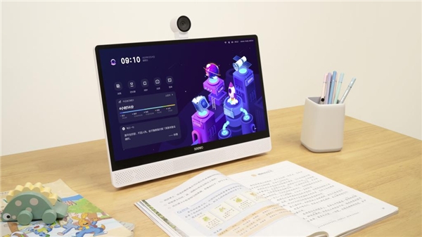 護航中小學生寒假網(wǎng)課學習，希沃網(wǎng)課學習機軟硬兼?zhèn)?/></p><p>引起近視的另一大因素,在于光環(huán)境,尤其是眩光和藍光,會降低視覺功能,導致眼睛疲勞,使注意力渙散。大部分電子產(chǎn)品之所以影響孩子視力,也是因為光因素。對此,希沃網(wǎng)課學習機采用了多重護眼模式,防眩光鋼化玻璃獲得了國家專利,能夠讓光線變得柔和,減少反光;屏幕通過了德國萊茵護眼認證,能夠有效減少藍光;此外還自帶濾藍光模式和黑白屏閱讀模式,為孩子的視力更添一層保護屏障。</p><p align=