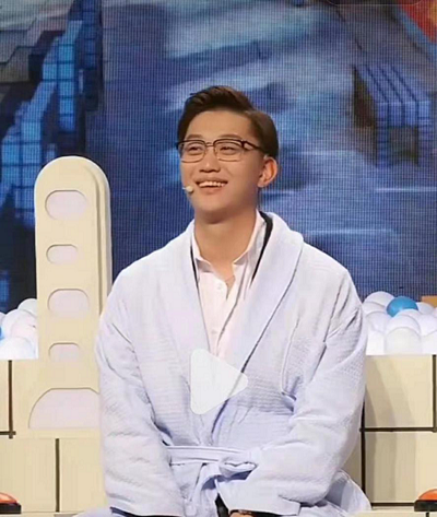 KS“耐撕大會(huì)”：達(dá)少從容演講深情獻(xiàn)唱 辛巴現(xiàn)身官方直播間送祝福