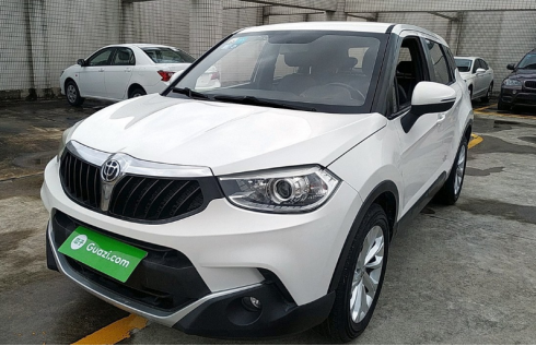 安裝工在瓜子二手車(chē)買(mǎi)中華V3，工作效率大大提高