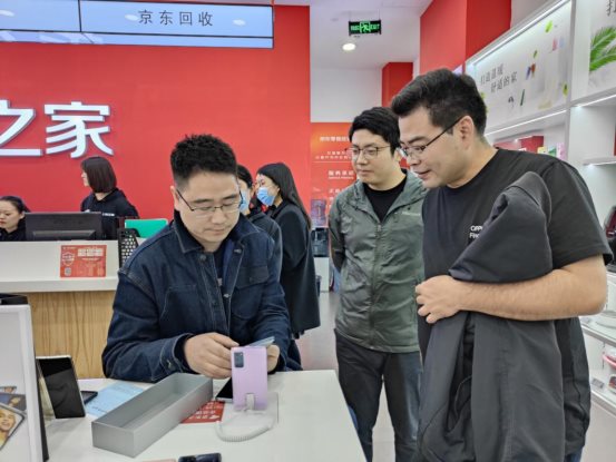 蘇寧、國(guó)美、京東之家門(mén)店排隊(duì)搶購(gòu) OPPO Find X3系列首銷火爆
