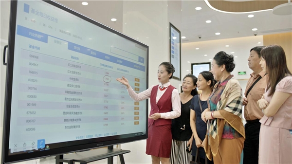 2021年銀行都在用哪些智能設(shè)備？行業(yè)力推MAXHUB智能營銷一體機