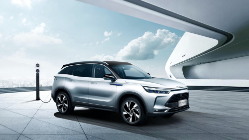 李雪琴車(chē)展首秀 攜BEIJING汽車(chē)兩款新車(chē)U5 PLUS、EU5 PLUS