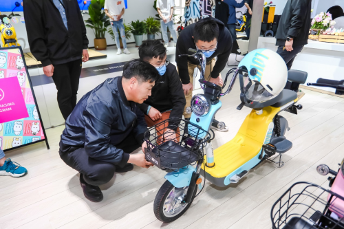 頭條！愛瑪“追星計劃”再掀電動車潮流革命，為年輕人打造的專屬騎行藝術！