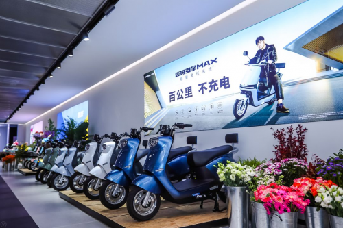 頭條！愛瑪“追星計劃”再掀電動車潮流革命，為年輕人打造的專屬騎行藝術！