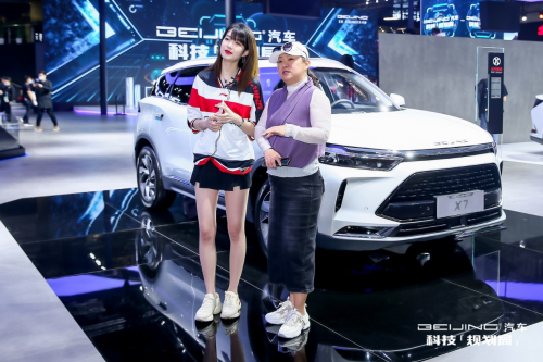 鐵粉車(chē)主參加BEIJING京友匯體驗(yàn)活動(dòng) 上海車(chē)展展臺(tái)開(kāi)啟車(chē)主直播