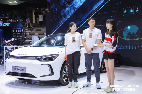 鐵粉車(chē)主參加BEIJING京友匯體驗(yàn)活動(dòng) 上海車(chē)展展臺(tái)開(kāi)啟車(chē)主直播